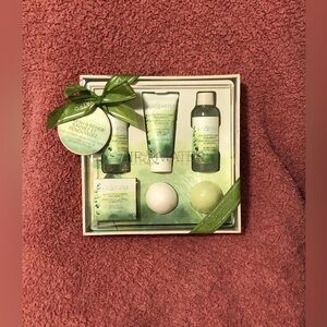 NEW - Refresh & Renew Bath Set